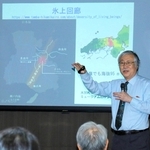 「氷上回廊」が寒冷な環境で繁殖する植物の東西への分布拡大を妨げてきたことを説明する県立人と自然の博物館の村上哲明館長＝丹波市青垣町佐治（撮影・秋山亮太）