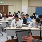 カスタマーハラスメントがあった際の対応について学ぶ市職員ら＝氷上住民センター