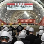 榎峠トンネル（仮称）の貫通点で向き合う兵庫県と京都府の関係者ら＝丹波市青垣町中佐治