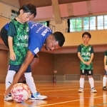 三國スティビアエブス選手（左から２人目）からボールの蹴り方などを教わる子どもら＝丹波市市島町上田