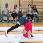 保護者らが見守る中、練習成果を披露する児童＝丹波篠山市本郷