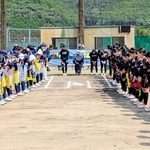 女子ソフトボールの親善試合を前に整列し、あいさつする韓国代表チーム（左手）と環太平洋大学チーム＝丹波篠山市南矢代