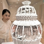 小鳥やカゴの編み目など、細かな細工が施された出石焼の白磁＝兵庫陶芸美術館