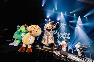 アンコールでも熱演するギタリスト、オカザワカズマさん（中央）ら＝田園交響ホール（藤井拓さん提供）