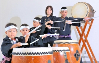 父・薫さんが始めた「風舞流曲技太鼓」を受け継ぐ谷口真一さん（右）と家族たち＝丹波市山南町谷川