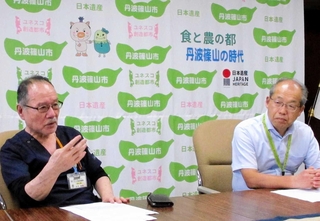 会見で思いを語るにしき記念病院の井手通雄院長（左）＝丹波篠山市役所
