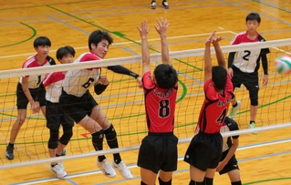 強打を浴びせる西紀の選手＝丹波市氷上町成松