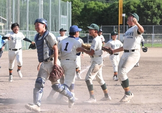 初優勝が決まり、喜びを爆発させる西紀・篠山東合同チームの選手ら＝氷上総合グラウンド