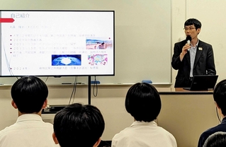 高校生へ講義する外務省の丸森さん＝篠山鳳鳴高校