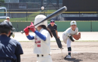 全国高校女子硬式野球選手権大会が開幕し、熱戦を繰り広げる選手ら＝つかさグループいちじま球場