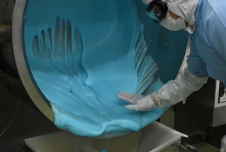 約１０種類の原料を混ぜ合わせて作った冷却シートのジェル＝丹波市柏原町大新屋