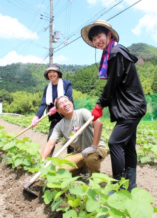 プロのアドバイスを受けながら土寄せを担う学生＝丹波篠山市後川地区