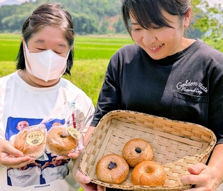「たすきファーム」が販売する手作りの「黒豆きなこベーグル」＝丹波篠山市小枕