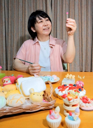 愛らしい「フェイクスイーツ」を生み出す堂岡沙織さん。自身が救われたように、シングルマザーらを支える活動がしたいと夢を広げる＝丹波篠山市東岡屋