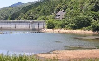 貯水率が低下する三宝ダム＝丹波市春日町上三井庄