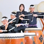父・薫さんが始めた「風舞流曲技太鼓」を受け継ぐ谷口真一さん（右）と家族たち＝丹波市山南町谷川