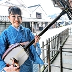 趣のある地元の町並みをバックに、津軽三味線を手にするＳｅｉｍａさん＝丹波篠山市河原町