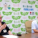 会見で思いを語るにしき記念病院の井手通雄院長（左）＝丹波篠山市役所