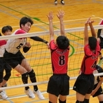 強打を浴びせる西紀の選手＝丹波市氷上町成松