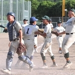初優勝が決まり、喜びを爆発させる西紀・篠山東合同チームの選手ら＝氷上総合グラウンド