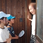 「困っていることはないですか」。玄関先の立ち話で交流する子どもたち＝丹波市氷上町稲畑
