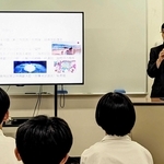 高校生へ講義する外務省の丸森さん＝篠山鳳鳴高校