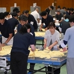 参院選の開票作業を進める職員ら＝丹波篠山総合スポーツセンター