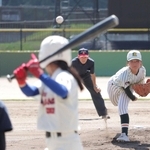 全国高校女子硬式野球選手権大会が開幕し、熱戦を繰り広げる選手ら＝つかさグループいちじま球場