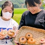 「たすきファーム」が販売する手作りの「黒豆きなこベーグル」＝丹波篠山市小枕