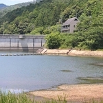 貯水率が低下する三宝ダム＝丹波市春日町上三井庄