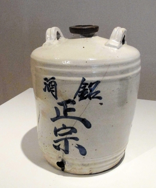 会場に並ぶ丹波焼の陶製の白い樽。酒などの貯蔵用に製造された＝兵庫陶芸美術館