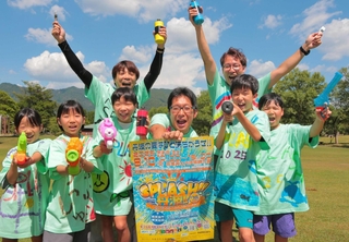 「ずぶぬれになって楽しもう！」とイベントへの参加を呼びかける実行委員会のメンバーら＝丹波市柏原町田路