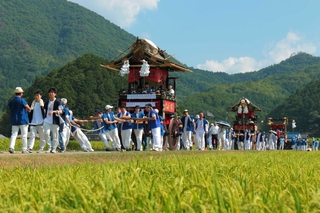 深刻な猛暑を受け３基のみが行列に続いた本宮の渡御＝丹波篠山市井ノ上・宮ノ前
