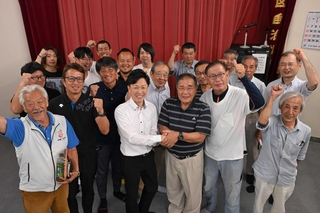 ＮＰＯ法人「いきいき前山」の新旧役員ら＝前山コミュニティーセンター
