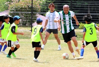 ミニゲームで児童と一緒にプレーする小野伸二さん（右から２人目）＝丹波篠山市西谷