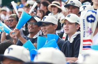 アルプス席で、東洋大姫路の木下鷹大投手を応援する父圭一さん（中央）と兄の虎佑介さん（右）＝西宮市の甲子園球場（撮影・辰巳直之）