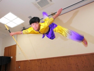 棍術で得意の跳躍動作「シュエンズ」を見せる丸山響生さん＝丹波篠山市網掛
