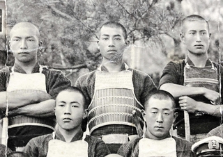 海軍兵学校時代の瀧治郎（後列中央）＝大西孝政さん所蔵