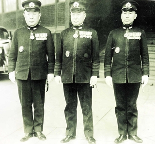 １９４０年１２月６日、昭和天皇に中国・重慶爆撃の報告をした大西瀧治郎（右）。左は山口多聞海軍中将、中央は高須四郎海軍大将（大西孝政さん所蔵）