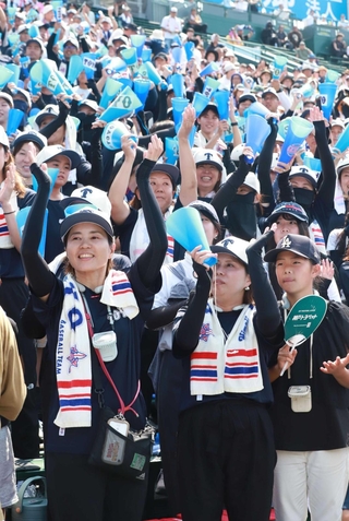 アルプス席で東洋大姫路ナインを応援する保護者ら＝西宮市の甲子園球場（撮影・辰巳直之）