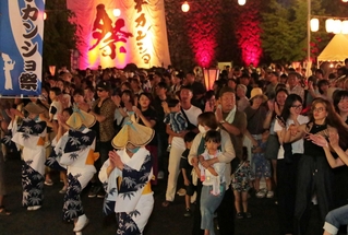 デカンショ節が響く中、暑さを忘れて踊りを楽しむ人たち＝丹波篠山市北新町
