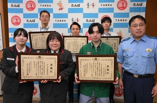 詐欺を未然に防ぎ、感謝状を贈られた郵便局員やＪＡ職員ら＝丹波署