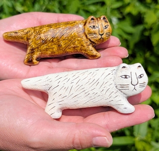 昇陽窯で焼かれた丹波焼のリサ猫２種＝丹波篠山市今田町下立杭
