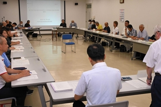 春日地域５小学校の統合の是非について話し合う「春日地域市立小学校統合検討委員会」の第１回会合＝春日住民センター