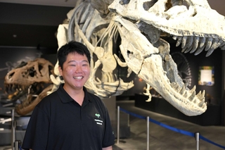 たんば恐竜博物館の教育普及専門員を務める大学院生の稲葉勇人さん＝丹波市山南町谷川