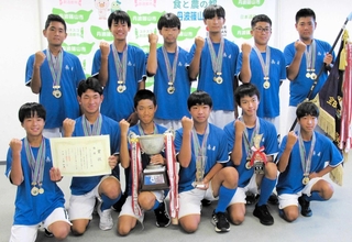 中学ホッケーで全国制覇を果たした「ＨＣひょうごハーツ」の選手たち＝丹波篠山市役所