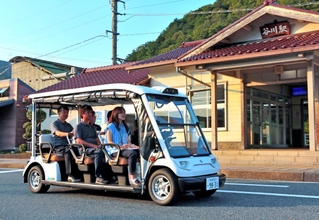 定期運行を前に路線のコースを試走した「グリーンスローモビリティ」＝丹波市山南町池谷