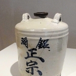 会場に並ぶ丹波焼の陶製の白い樽。酒などの貯蔵用に製造された＝兵庫陶芸美術館