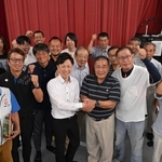 ＮＰＯ法人「いきいき前山」の新旧役員ら＝前山コミュニティーセンター