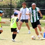ミニゲームで児童と一緒にプレーする小野伸二さん（右から２人目）＝丹波篠山市西谷